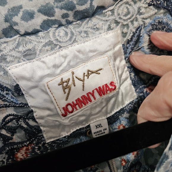 This is a Johnny Was Biya embroidered silk blouse in a blue and gray leopard XXL - Picture 6 of 12